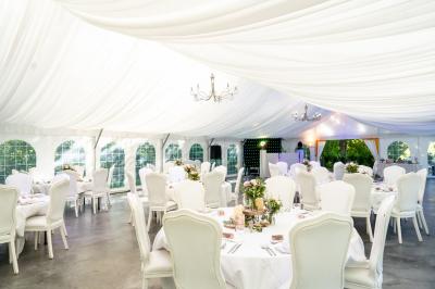 Deux lits simples avec tête de lit noire, coussins jaunes, et tableaux d'animaux anthropomorphes au mur.