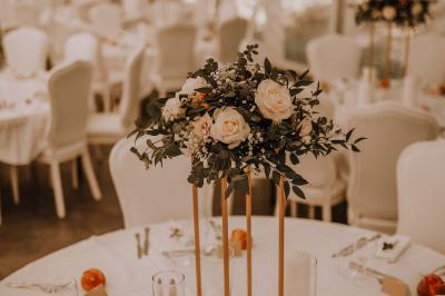 Deux lits simples avec tête de lit noire, coussins jaunes, et tableaux d'animaux anthropomorphes au mur.