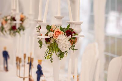 Deux lits simples avec tête de lit noire, coussins jaunes, et tableaux d'animaux anthropomorphes au mur.