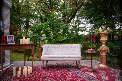 Deux lits simples avec tête de lit noire, coussins jaunes, et tableaux d'animaux anthropomorphes au mur.