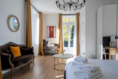 Deux lits simples avec tête de lit noire, coussins jaunes, et tableaux d'animaux anthropomorphes au mur.