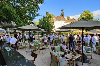 Deux lits simples avec tête de lit noire, coussins jaunes, et tableaux d'animaux anthropomorphes au mur.