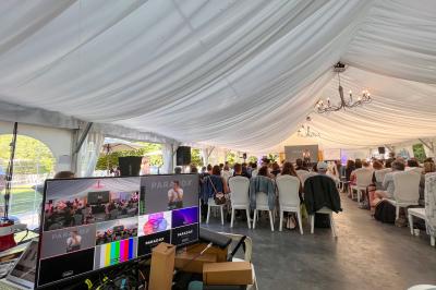 Deux lits simples avec tête de lit noire, coussins jaunes, et tableaux d'animaux anthropomorphes au mur.