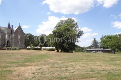 Salle de bain avec baignoire sur pieds, douche vitrée, lavabo, toilettes et carrelage beige décoré de motifs floraux.