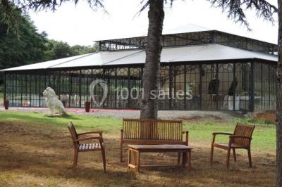 Salle de bain avec baignoire sur pieds, douche vitrée, lavabo, toilettes et carrelage beige décoré de motifs floraux.