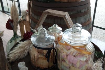 Salle de bain avec baignoire sur pieds, douche vitrée, lavabo, toilettes et carrelage beige décoré de motifs floraux.