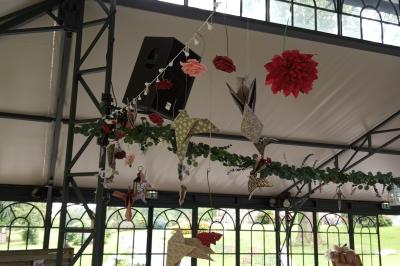 Salle de bain avec baignoire sur pieds, douche vitrée, lavabo, toilettes et carrelage beige décoré de motifs floraux.
