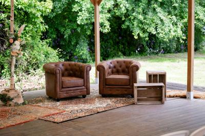 Salle de bain avec baignoire sur pieds, douche vitrée, lavabo, toilettes et carrelage beige décoré de motifs floraux.