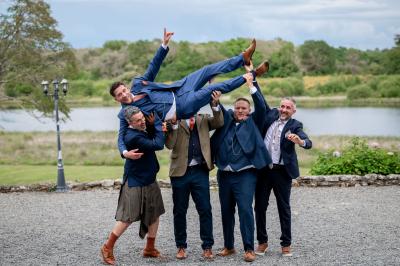 Salle de bain avec baignoire sur pieds, douche vitrée, lavabo, toilettes et carrelage beige décoré de motifs floraux.
