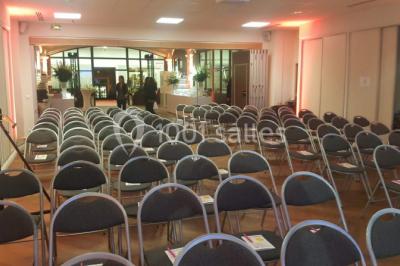 Plafond en verrière d'une galerie intérieure, laissant entrer la lumière naturelle sous un ciel dégagé.