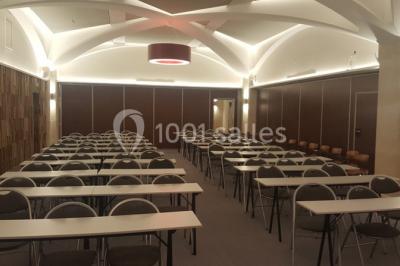 Plafond en verrière d'une galerie intérieure, laissant entrer la lumière naturelle sous un ciel dégagé.