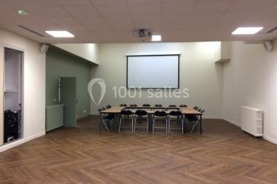 Plafond en verrière d'une galerie intérieure, laissant entrer la lumière naturelle sous un ciel dégagé.