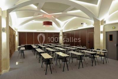 Plafond en verrière d'une galerie intérieure, laissant entrer la lumière naturelle sous un ciel dégagé.
