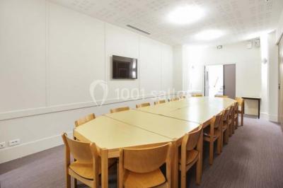 Plafond en verrière d'une galerie intérieure, laissant entrer la lumière naturelle sous un ciel dégagé.