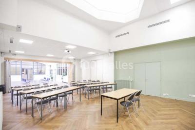 Plafond en verrière d'une galerie intérieure, laissant entrer la lumière naturelle sous un ciel dégagé.