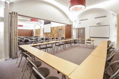 Plafond en verrière d'une galerie intérieure, laissant entrer la lumière naturelle sous un ciel dégagé.