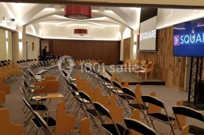 Plafond en verrière d'une galerie intérieure, laissant entrer la lumière naturelle sous un ciel dégagé.