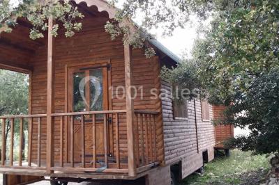 Des personnes allongées sur des transats sous des parasols, profitant du soleil près d'une piscine.