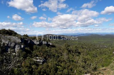 Des personnes allongées sur des transats sous des parasols, profitant du soleil près d'une piscine.