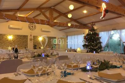 Des personnes allongées sur des transats sous des parasols, profitant du soleil près d'une piscine.