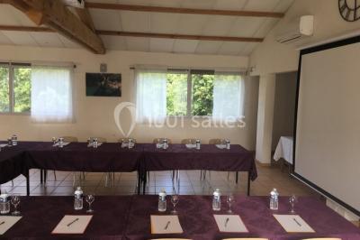 Des personnes allongées sur des transats sous des parasols, profitant du soleil près d'une piscine.