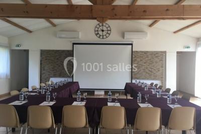Des personnes allongées sur des transats sous des parasols, profitant du soleil près d'une piscine.