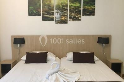 Des personnes allongées sur des transats sous des parasols, profitant du soleil près d'une piscine.