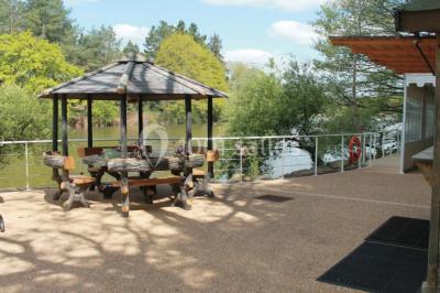 Logo du Domaine Les 3 Rivages avec des ornements décoratifs et la mention ’Réceptions & Séminaires’.