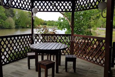 Logo du Domaine Les 3 Rivages avec des ornements décoratifs et la mention ’Réceptions & Séminaires’.