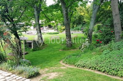 Logo du Domaine Les 3 Rivages avec des ornements décoratifs et la mention ’Réceptions & Séminaires’.