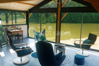 Logo du Domaine Les 3 Rivages avec des ornements décoratifs et la mention ’Réceptions & Séminaires’.