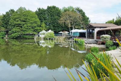 Logo du Domaine Les 3 Rivages avec des ornements décoratifs et la mention ’Réceptions & Séminaires’.