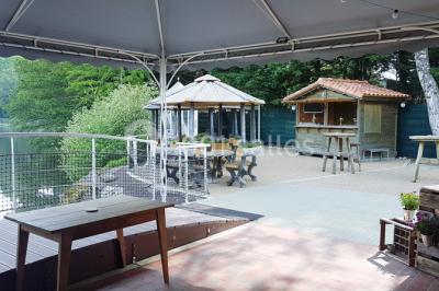 Logo du Domaine Les 3 Rivages avec des ornements décoratifs et la mention ’Réceptions & Séminaires’.