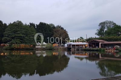 Logo du Domaine Les 3 Rivages avec des ornements décoratifs et la mention ’Réceptions & Séminaires’.