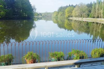 Logo du Domaine Les 3 Rivages avec des ornements décoratifs et la mention ’Réceptions & Séminaires’.