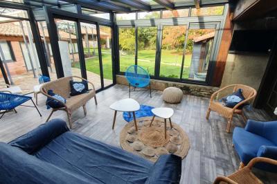 Logo du Domaine Les 3 Rivages avec des ornements décoratifs et la mention ’Réceptions & Séminaires’.