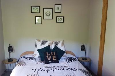 Logo du Domaine Les 3 Rivages avec des ornements décoratifs et la mention ’Réceptions & Séminaires’.