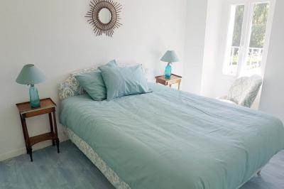 Logo du Domaine Les 3 Rivages avec des ornements décoratifs et la mention ’Réceptions & Séminaires’.