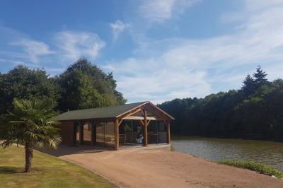 Logo du Domaine Les 3 Rivages avec des ornements décoratifs et la mention ’Réceptions & Séminaires’.