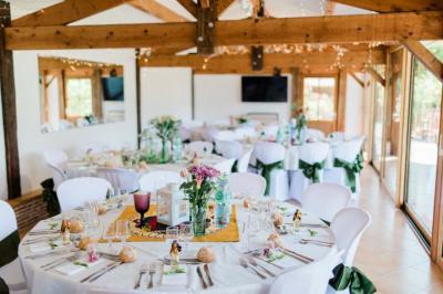 Logo du Domaine Les 3 Rivages avec des ornements décoratifs et la mention ’Réceptions & Séminaires’.