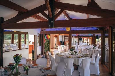 Logo du Domaine Les 3 Rivages avec des ornements décoratifs et la mention ’Réceptions & Séminaires’.