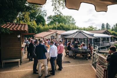 Logo du Domaine Les 3 Rivages avec des ornements décoratifs et la mention ’Réceptions & Séminaires’.