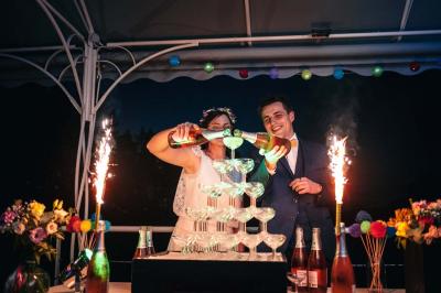 Logo du Domaine Les 3 Rivages avec des ornements décoratifs et la mention ’Réceptions & Séminaires’.