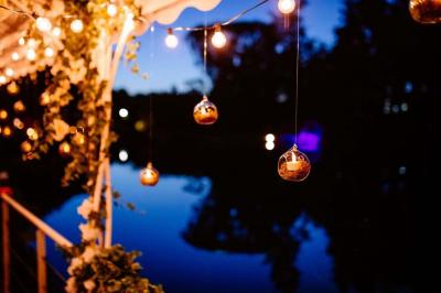 Logo du Domaine Les 3 Rivages avec des ornements décoratifs et la mention ’Réceptions & Séminaires’.