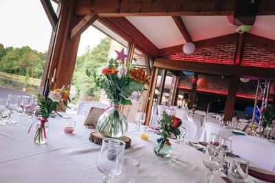 Logo du Domaine Les 3 Rivages avec des ornements décoratifs et la mention ’Réceptions & Séminaires’.