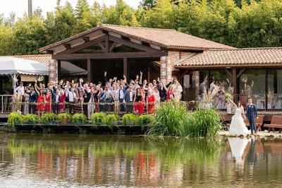 Logo du Domaine Les 3 Rivages avec des ornements décoratifs et la mention ’Réceptions & Séminaires’.