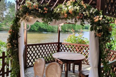 Logo du Domaine Les 3 Rivages avec des ornements décoratifs et la mention ’Réceptions & Séminaires’.