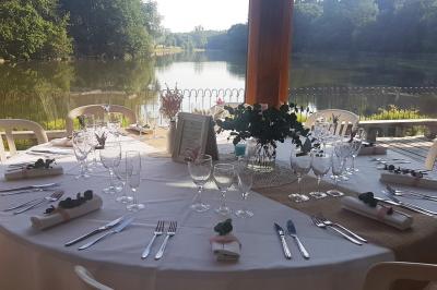 Logo du Domaine Les 3 Rivages avec des ornements décoratifs et la mention ’Réceptions & Séminaires’.