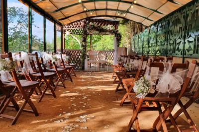 Logo du Domaine Les 3 Rivages avec des ornements décoratifs et la mention ’Réceptions & Séminaires’.