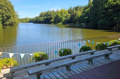 Logo du Domaine Les 3 Rivages avec des ornements décoratifs et la mention ’Réceptions & Séminaires’.